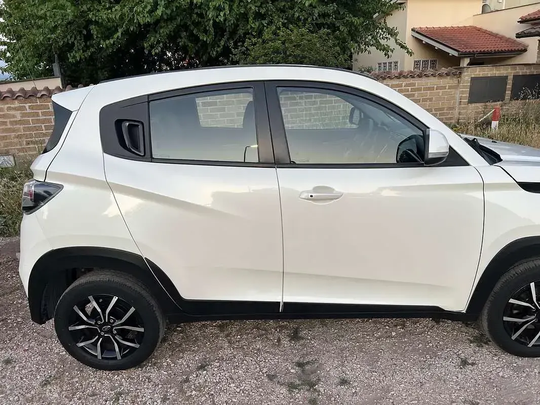 Usata Mahindra KUV100 86 CV (63 kW) 2021 Bianco SUV