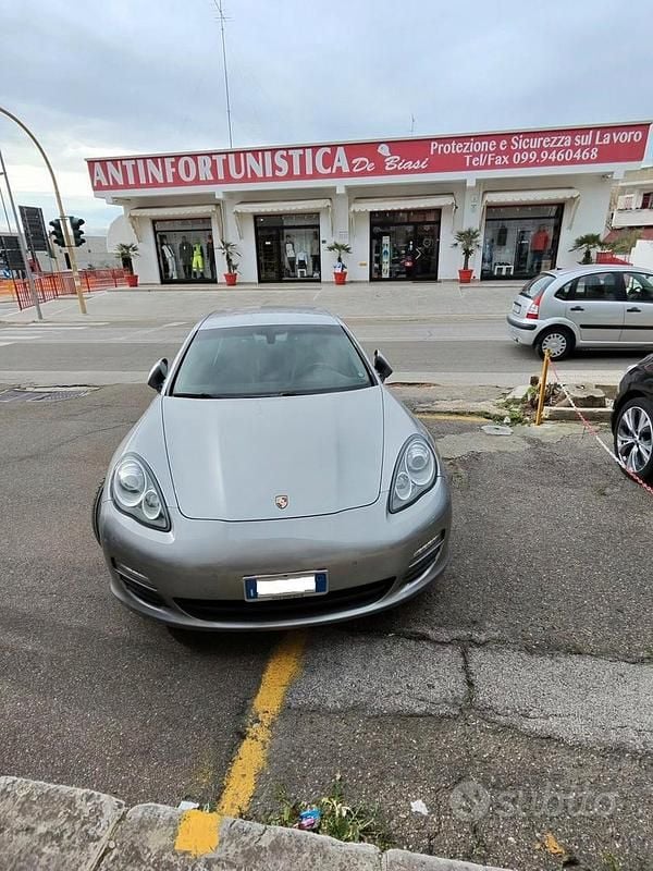 Usata Porsche Panamera 250 CV (183 kW) 2012 Grigio Utilitaria