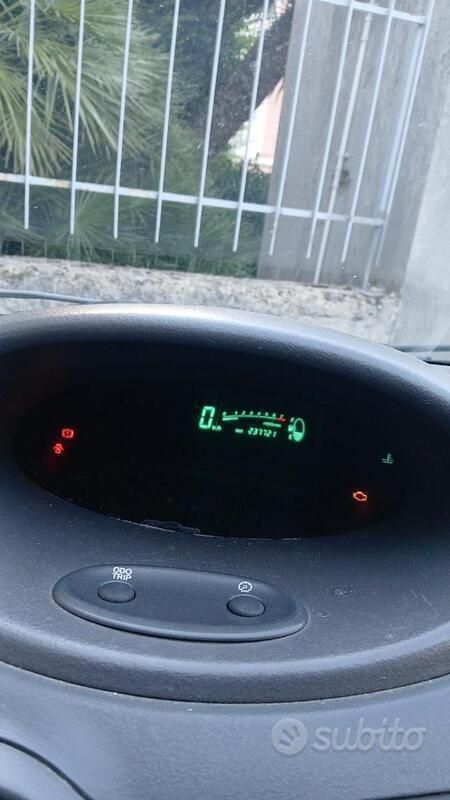 Usata Toyota Yaris 68 CV (50 kW) 2001 Blu Utilitaria