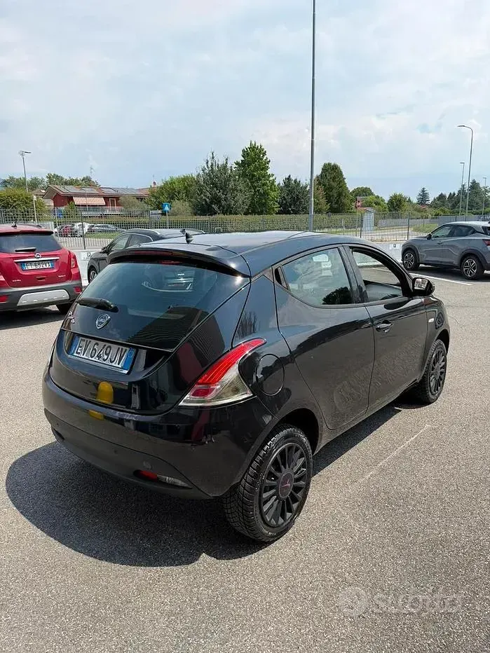 Usata Lancia Ypsilon 80 CV (58 kW) 2014 Nero Utilitaria