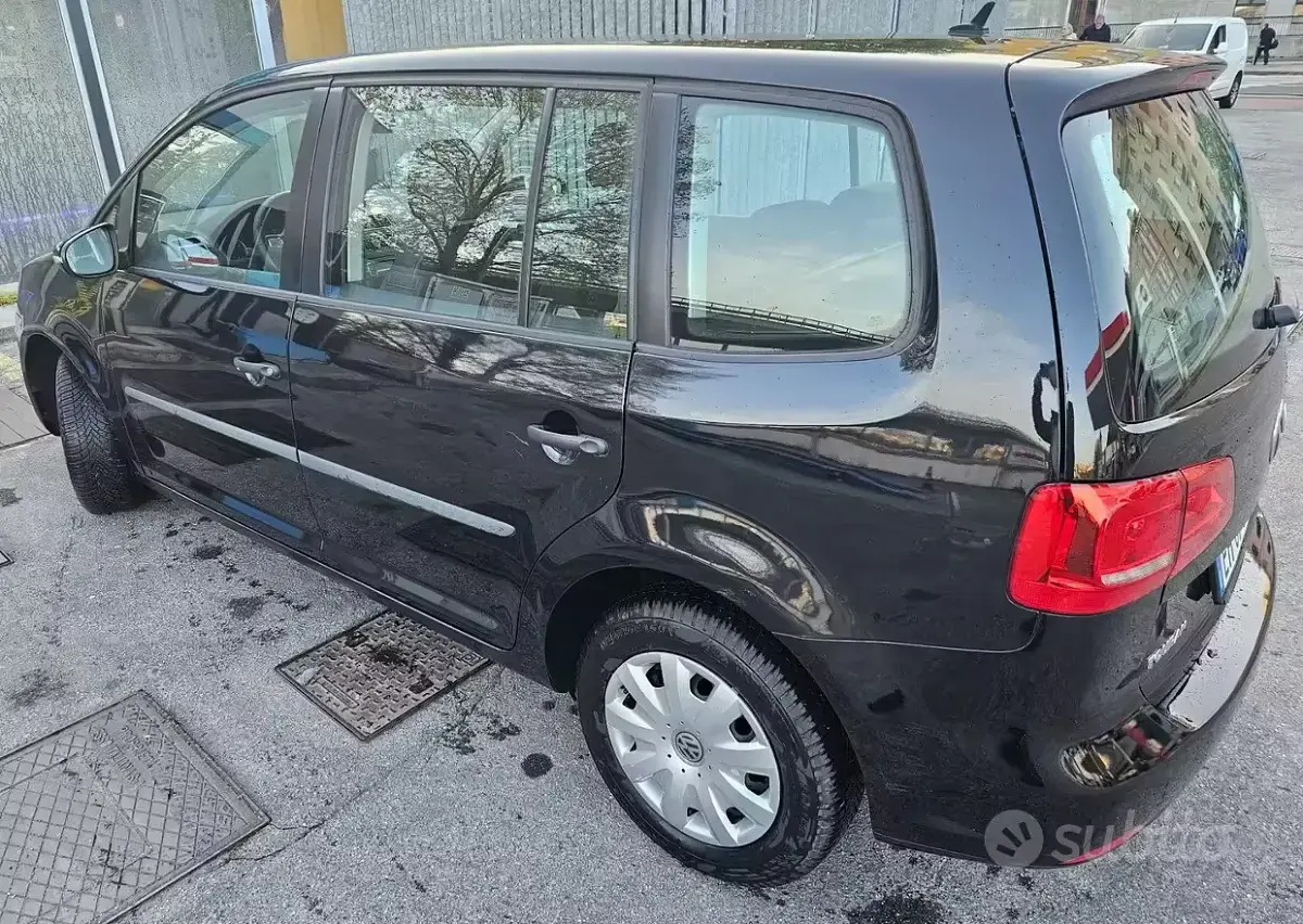 Usata VW Touran 105 CV (77 kW) 2011 Nero Monovolume