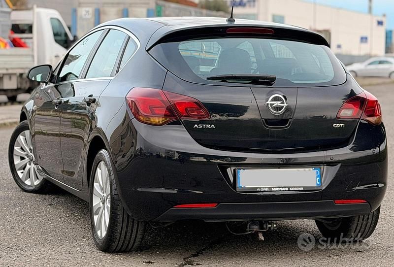Begagnad Opel Astra Cosmo 125 HK (91 kW) 2010 Svart Sedan