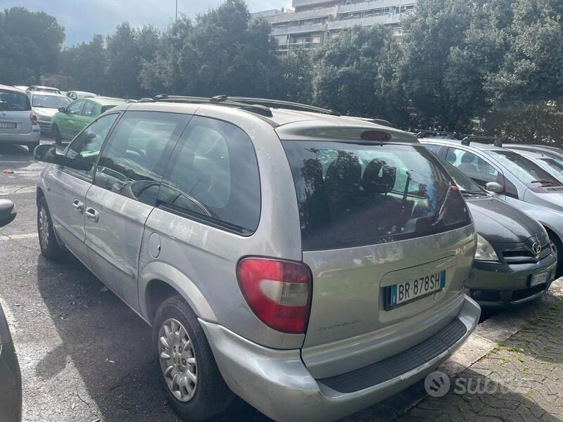 Usata Chrysler Grand Voyager 116 CV (85 kW) 2001 Grigio Monovolume