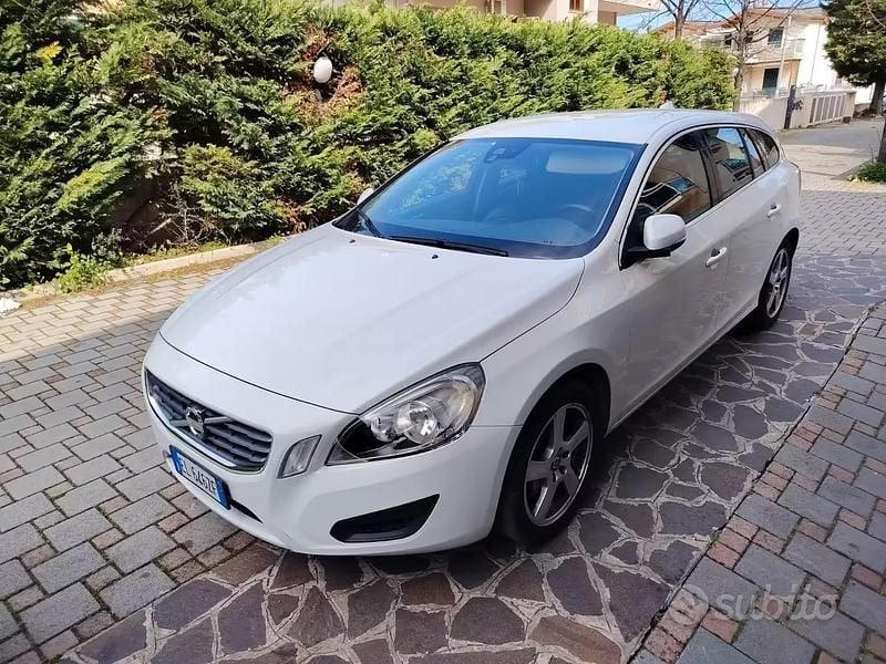 Usata Volvo V60 115 CV (84 kW) 2012 Bianco Station wagon
