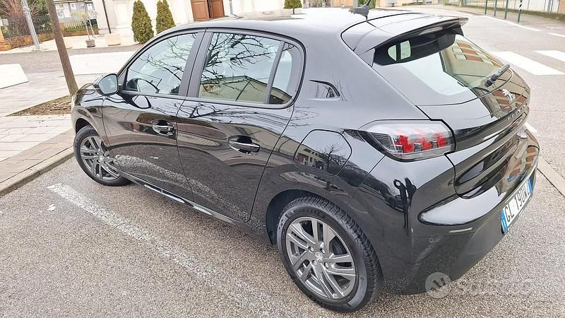 Usata Peugeot 208 Allure 101 CV (74 kW) 2022 Nero Utilitaria