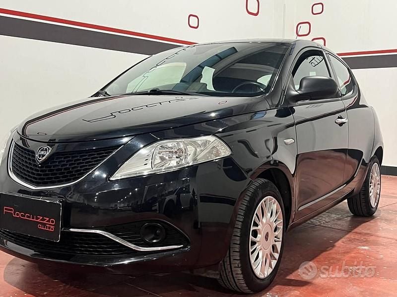 Usata Lancia Ypsilon Silver 69 CV (50 kW) 2016 Nero Utilitaria