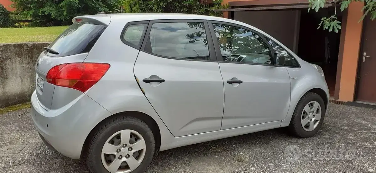 Usata Kia Venga 90 CV (66 kW) 2011 Grigio Utilitaria