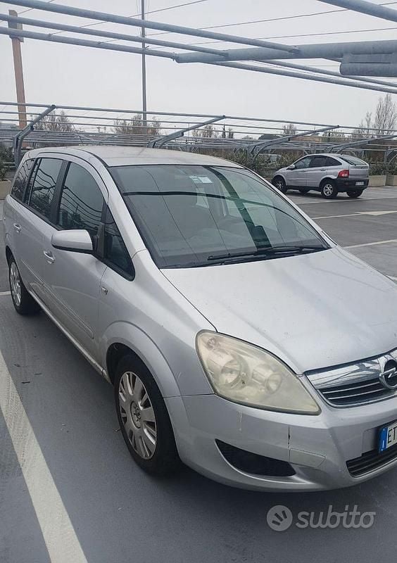 Grigio Usata 2008 Opel Zafira Monovolume | 2000 € - Immagine 1/4