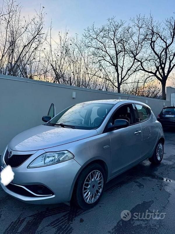 Usata Lancia Ypsilon 69 CV (50 kW) 2017 Grigio Utilitaria