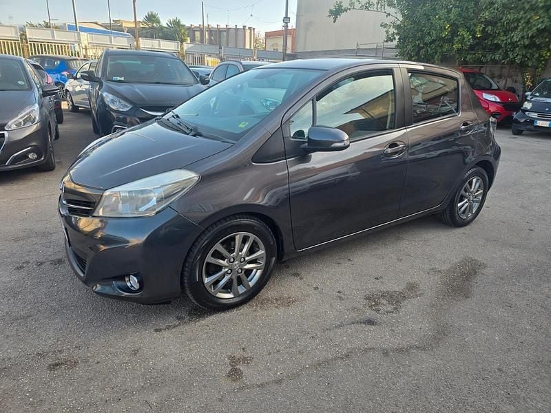 Grigio Usata 2014 Toyota Yaris Lounge Tre volumi | 6899 € (Buon prezzo) - Immagine 1/4