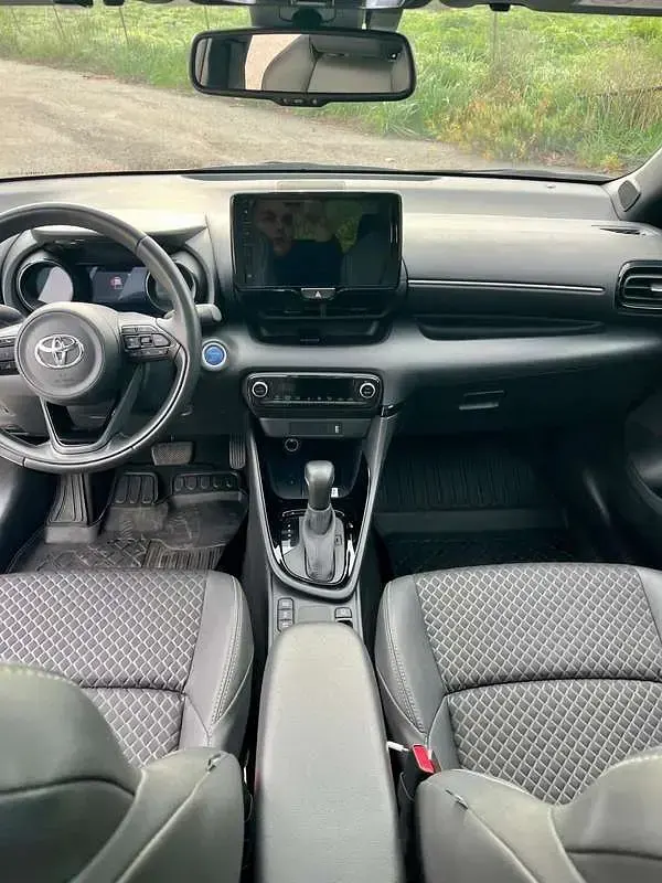 Usata Toyota Yaris Hybrid Lounge 92 CV (67 kW) 2023 Bianco Berlina