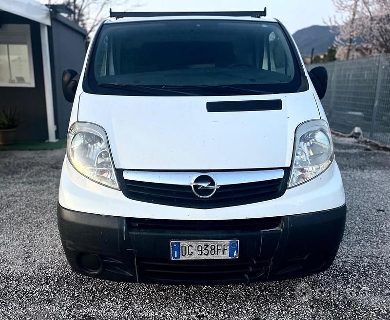 Usata Opel Vivaro 90 CV (66 kW) 2007 Bianco Monovolume