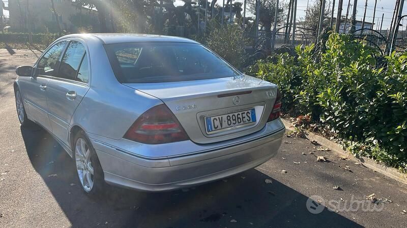 Usata Mercedes C220 150 CV (110 kW) 2005 Grigio Berlina