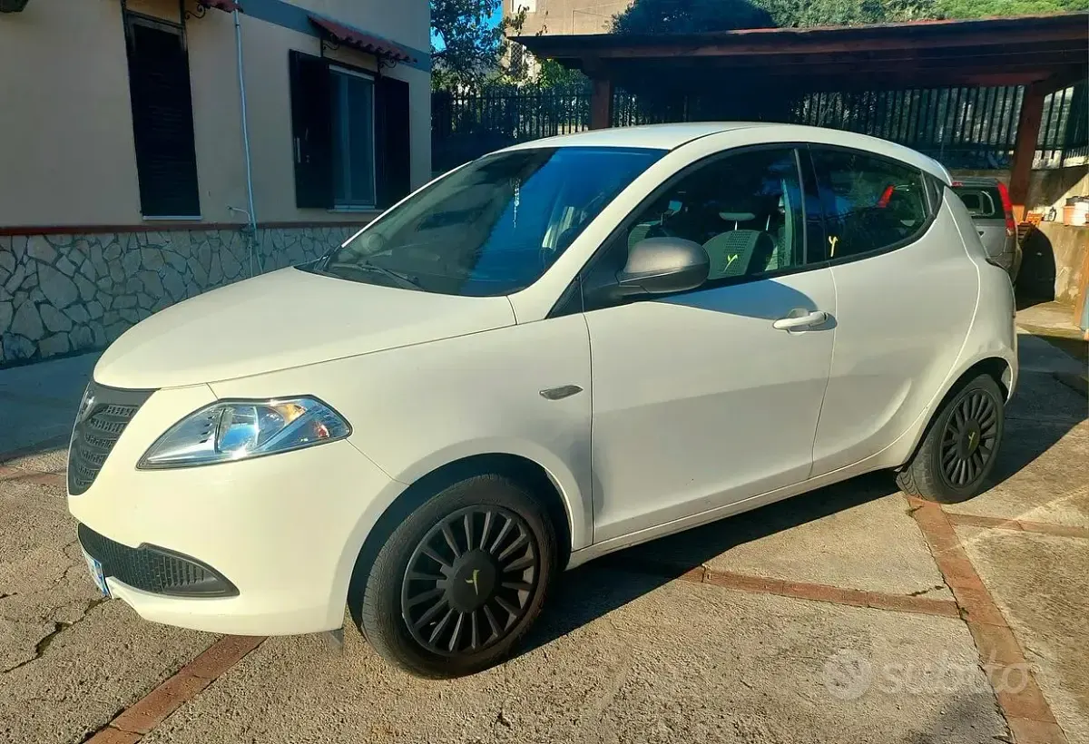 Usata Lancia Ypsilon 69 CV (50 kW) 2014 Bianco Utilitaria