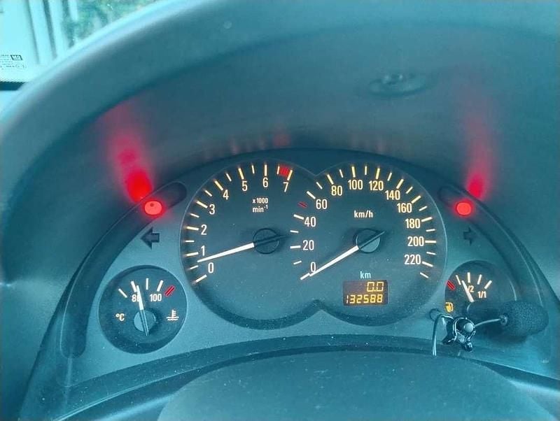 Usata Opel Corsa Comfort 75 CV (55 kW) 2002 Blu/azzurro Utilitaria