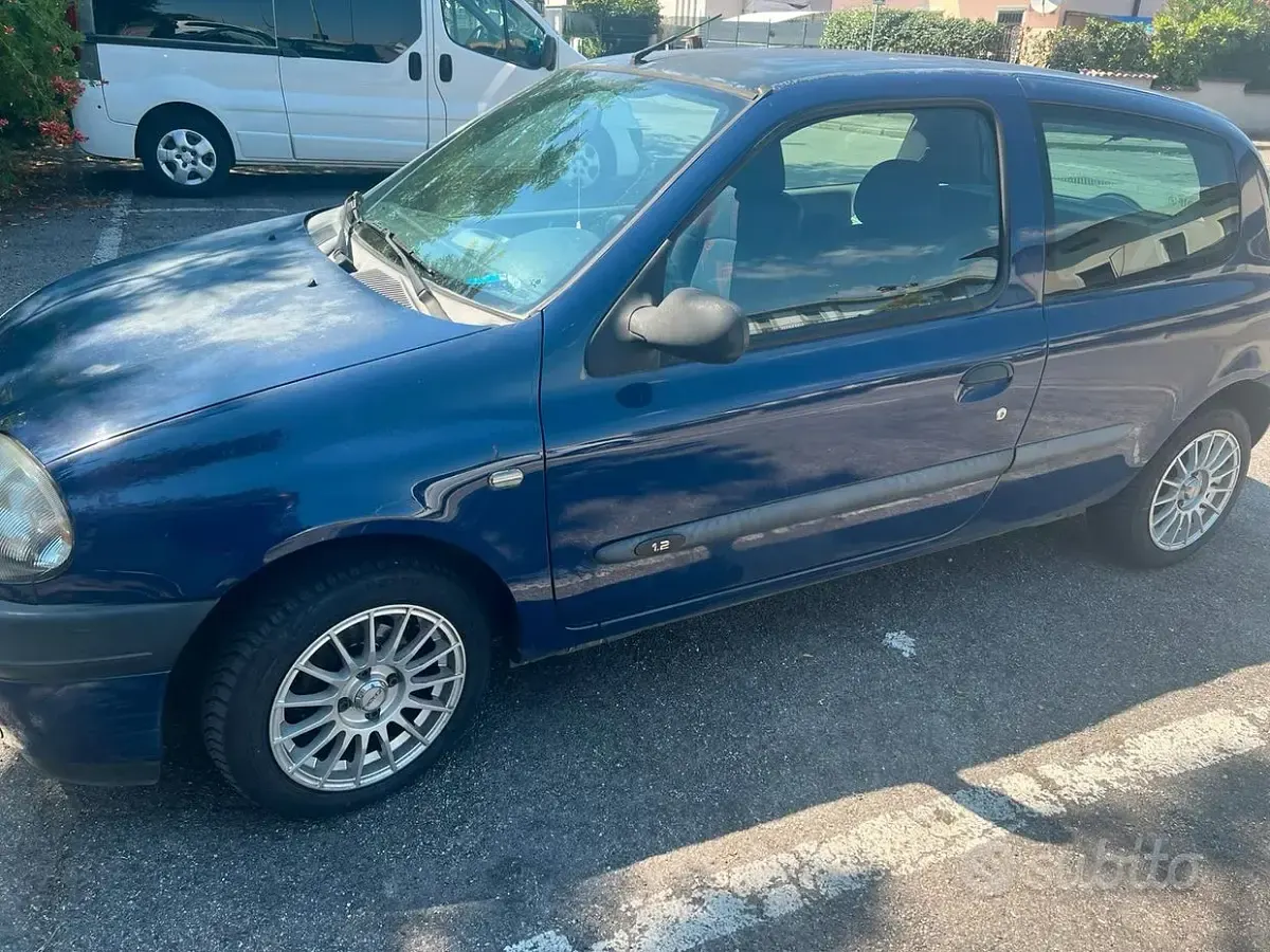 Usata Renault Clio 58 CV (42 kW) 2001 Bluazzurro Berlina