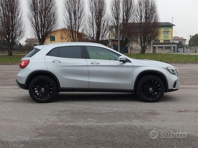 Usata Mercedes GLA200 156 CV (114 kW) 2019 Grigio SUV