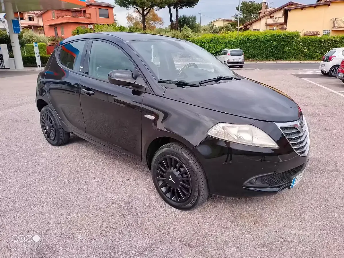 Usata Lancia Ypsilon 85 CV (62 kW) 2016 Nero Utilitaria