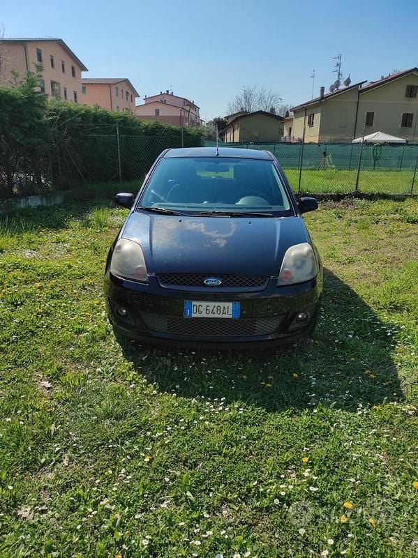 Usata Ford Fiesta Ghia 75 CV (55 kW) 2007 Nero Utilitaria
