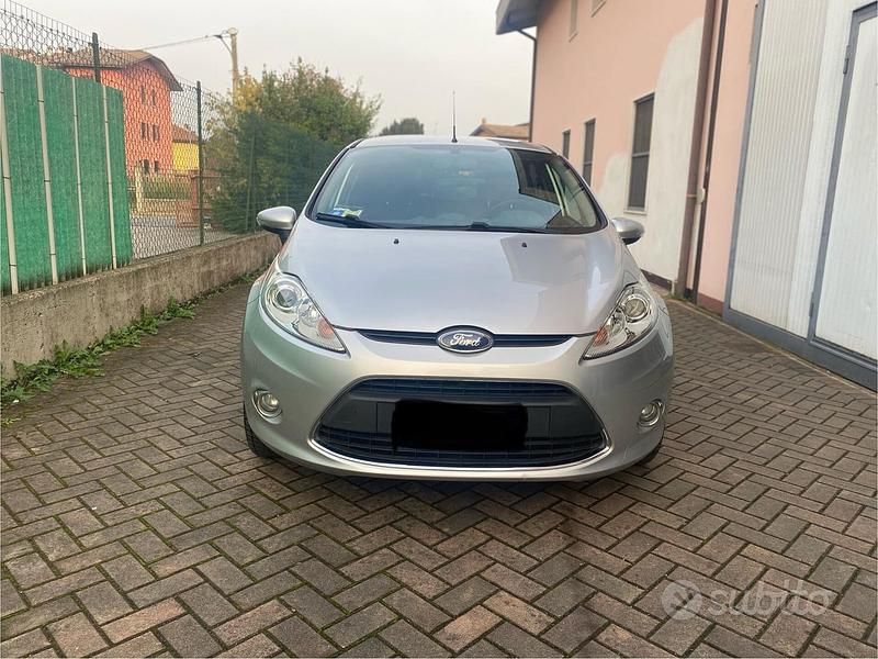 Usata Ford Fiesta Titanium 82 CV (60 kW) 2011 Grigio Berlina