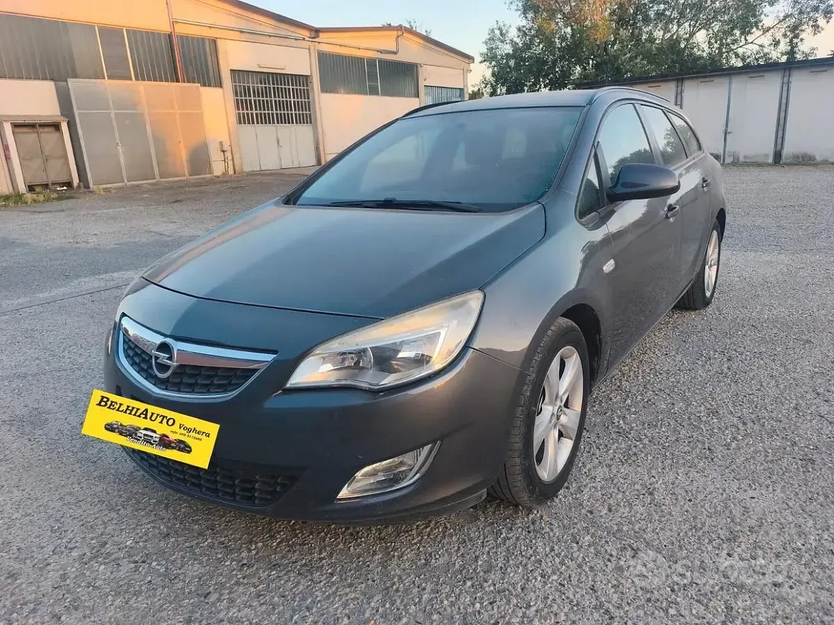 Usata Opel Astra 140 CV (102 kW) 2012 Grigio Station wagon