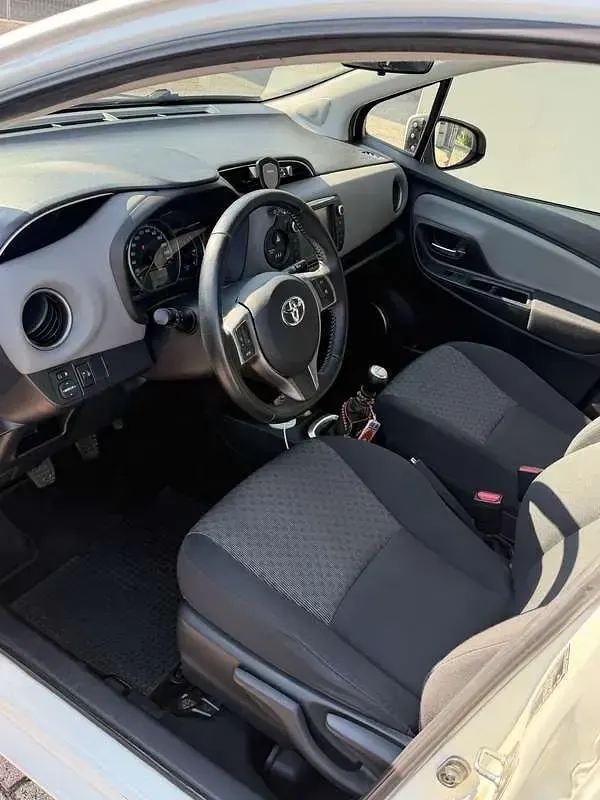 Usata Toyota Yaris Style 90 CV (66 kW) 2014 Bianco Utilitaria