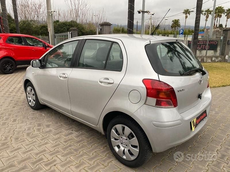 Usata Toyota Yaris Sol 100 CV (73 kW) 2009 Grigio Utilitaria