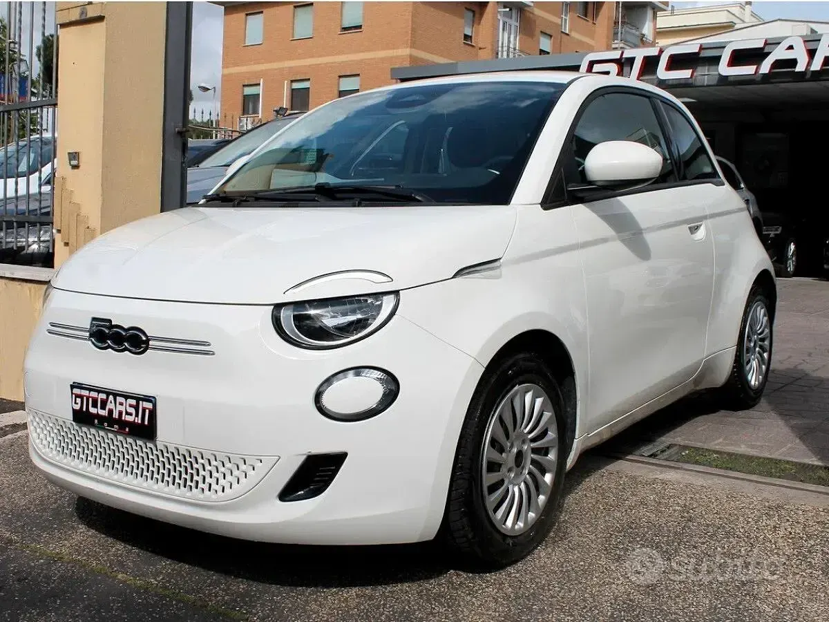 Begagnad Fiat 500e Red 42 kW (58 HK) 2023 Vit Halvkombi