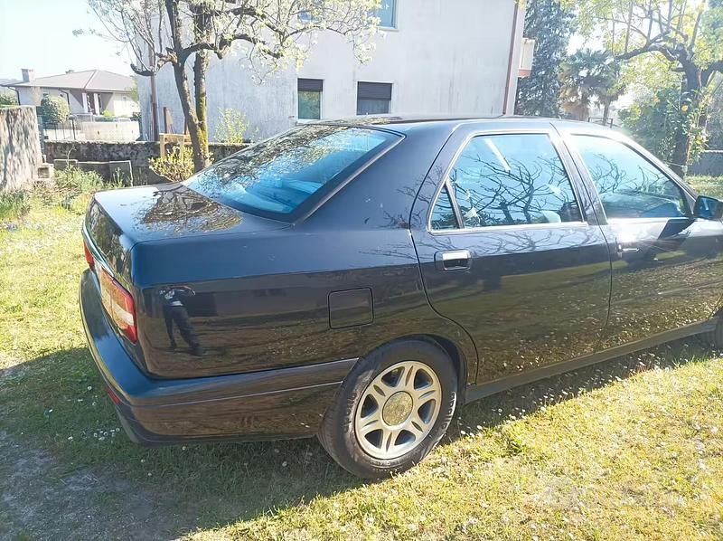 Usado Lancia Kappa 155 CV (114 kW) 2001 Negro Berlina