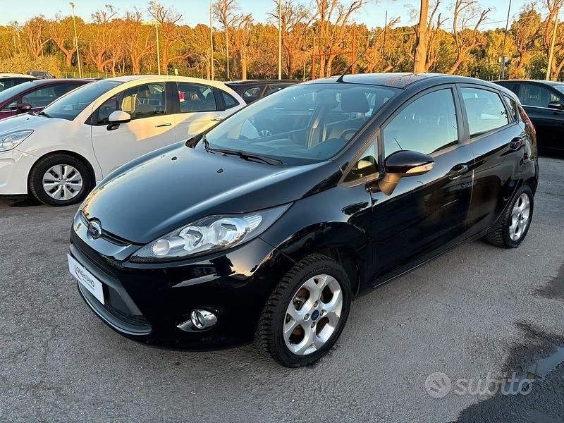 Usata Ford Fiesta 75 CV (55 kW) 2013 Nero Utilitaria