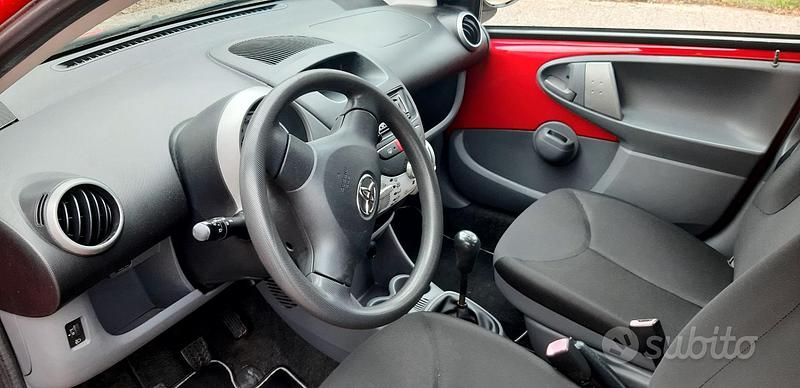 Usata Toyota Aygo 68 CV (50 kW) 2009 Rosso Utilitaria