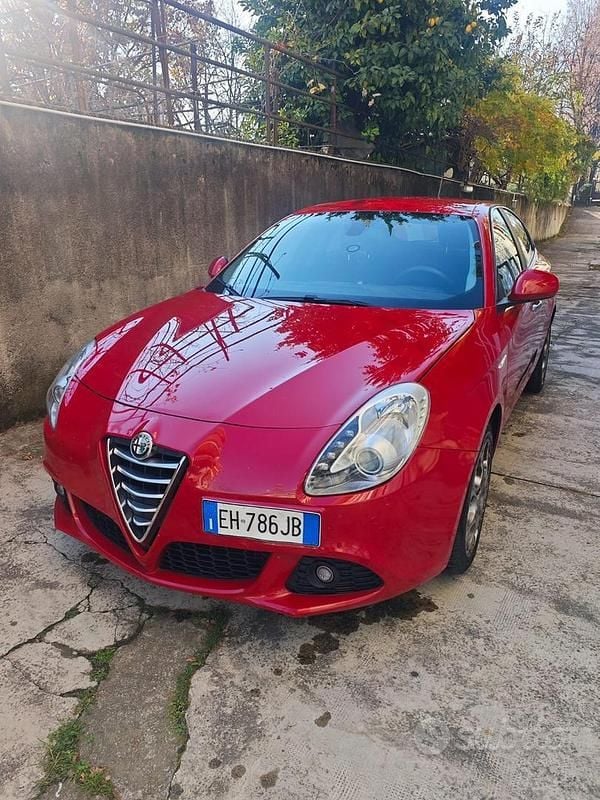 Rosso Usata 2011 Alfa Romeo Giulietta Tre volumi | 5000 € (Buon prezzo) - Immagine 1/4
