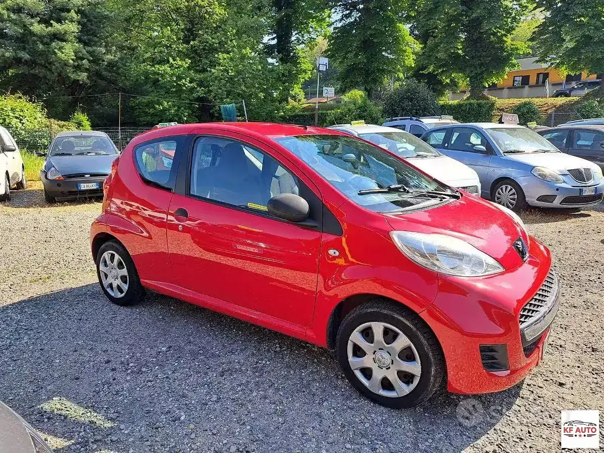 Usata Peugeot 107 Active 68 CV (50 kW) 2012 Rosso Utilitaria