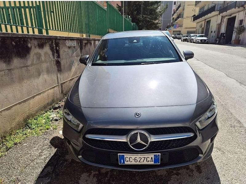 Grigio Usata 2020 Mercedes A180 Tre volumi | 20.000 € (Ottimo prezzo) - Immagine 1/4