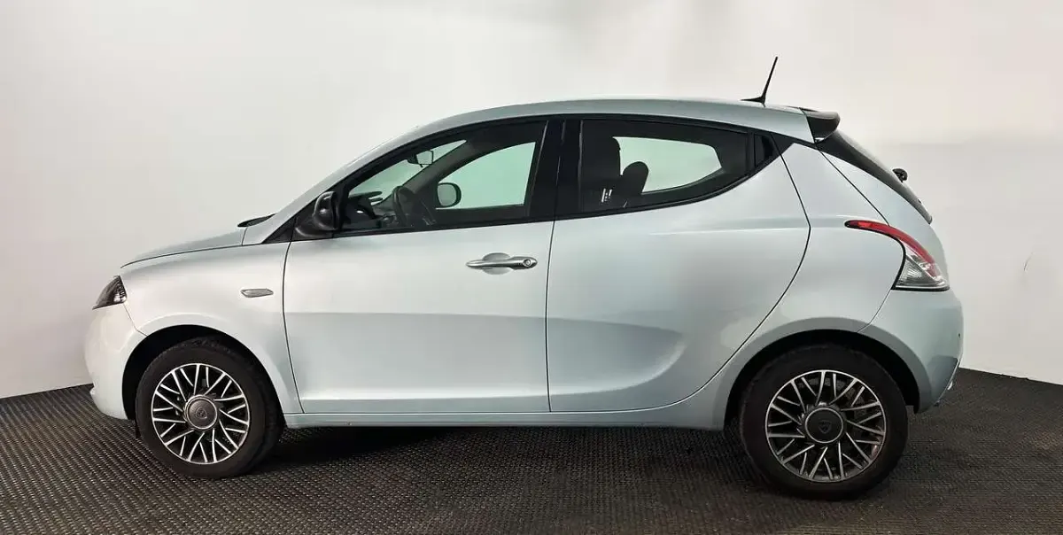 Usata Lancia Ypsilon Gold 69 CV (50 kW) 2023 Blu/azzurro Utilitaria