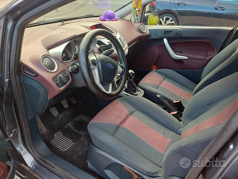Usata Ford Fiesta Style 68 CV (50 kW) 2008 Grigio Utilitaria