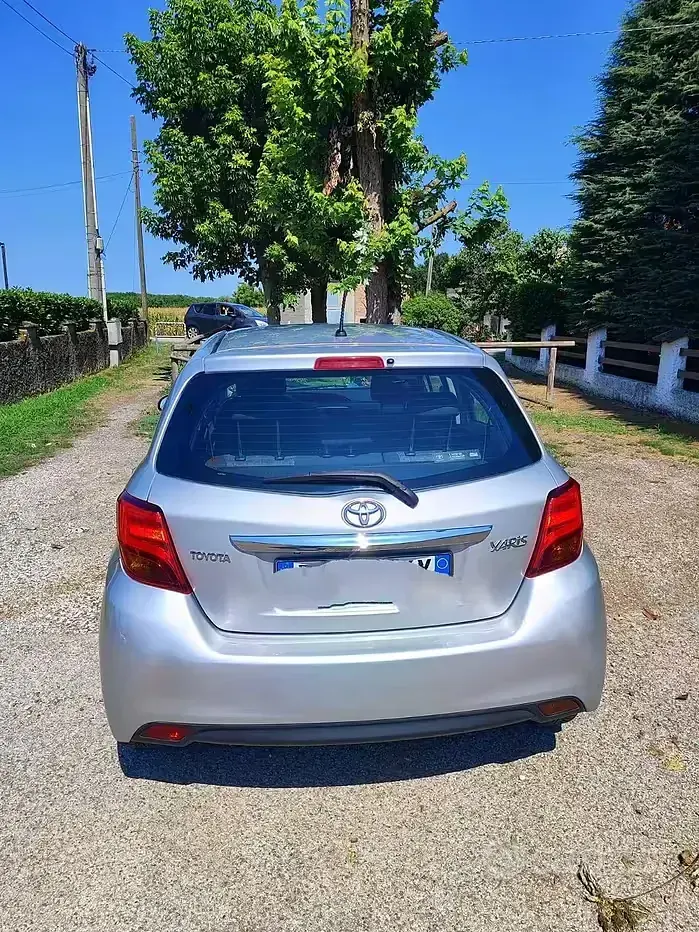 Usata Toyota Yaris 65 CV (47 kW) 2017 Grigio Utilitaria