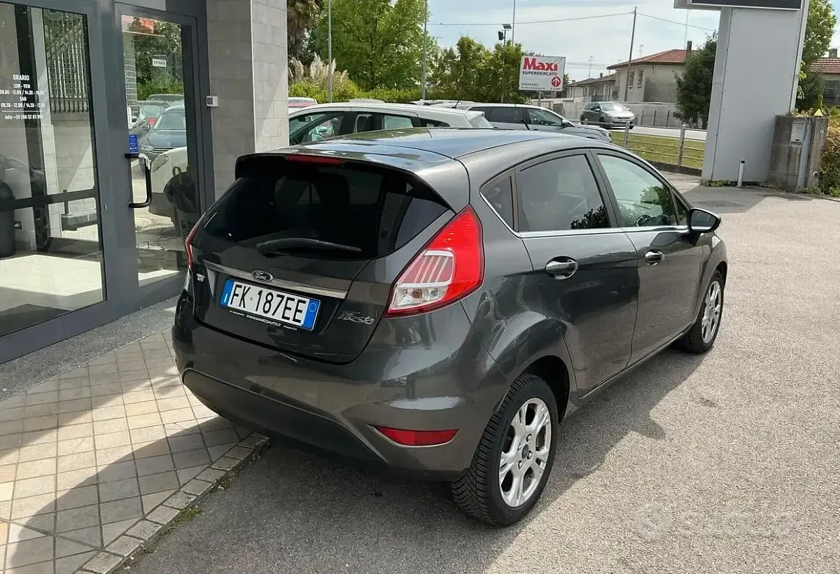 Usata Ford Fiesta 95 CV (69 kW) 2017 Grigio Utilitaria