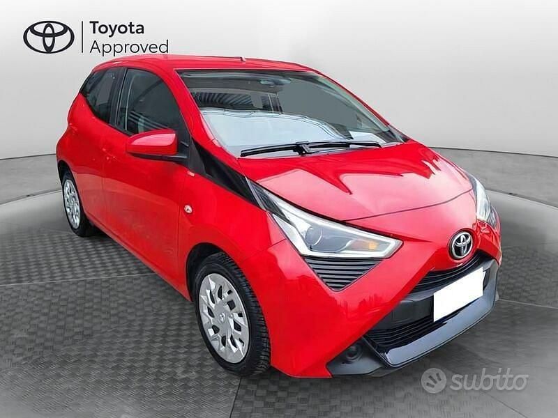 Usata Toyota Aygo X-play 72 CV (52 kW) 2021 Rosso Utilitaria