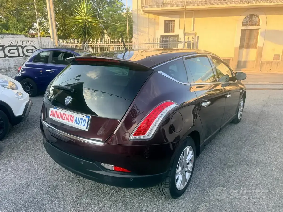 Usata Lancia Delta 120 CV (88 kW) 2011 Viola Utilitaria