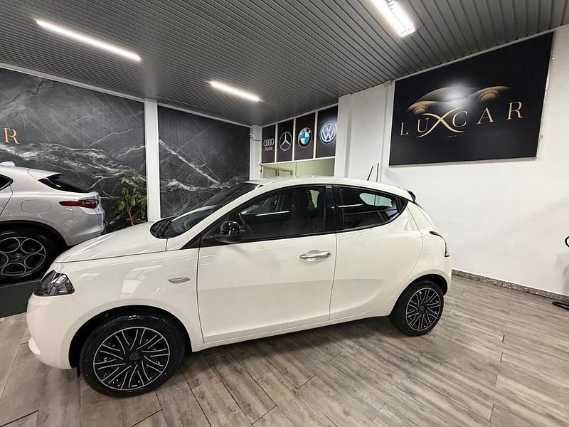 Usata Lancia Ypsilon Gold 69 CV (50 kW) 2023 Bianco Utilitaria