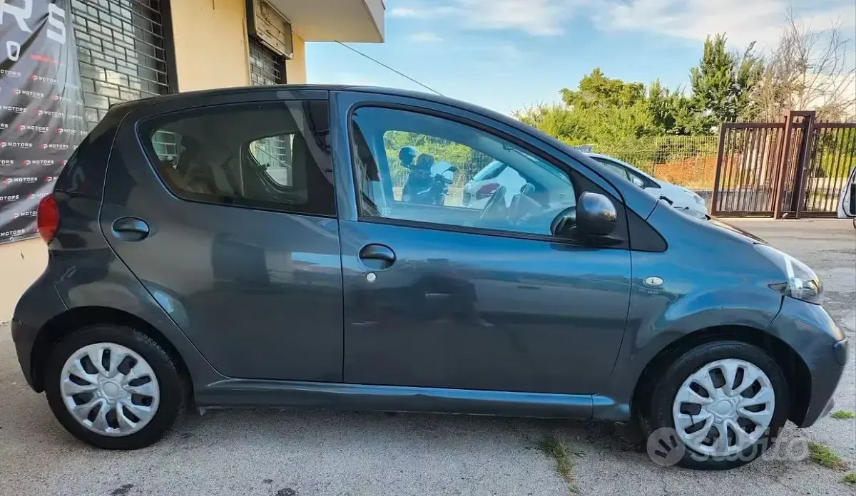 Usata Toyota Aygo Sol 68 CV (50 kW) 2008 Grigio Utilitaria