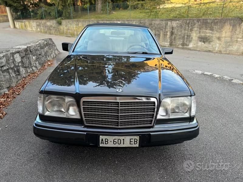 Usata Mercedes E200 136 CV (100 kW) 1994 Nero Cabrio