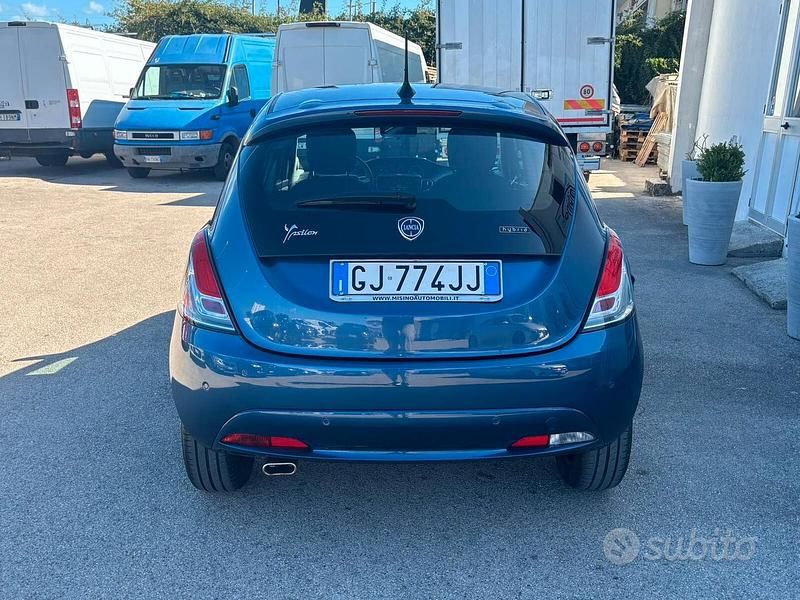 Usata Lancia Ypsilon Gold 69 CV (50 kW) 2022 Blu/azzurro Utilitaria