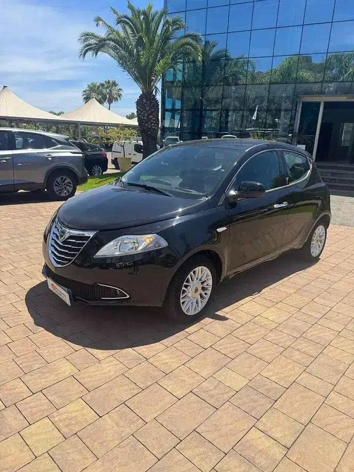 Usata Lancia Ypsilon Silver 95 CV (69 kW) 2014 Nero Utilitaria