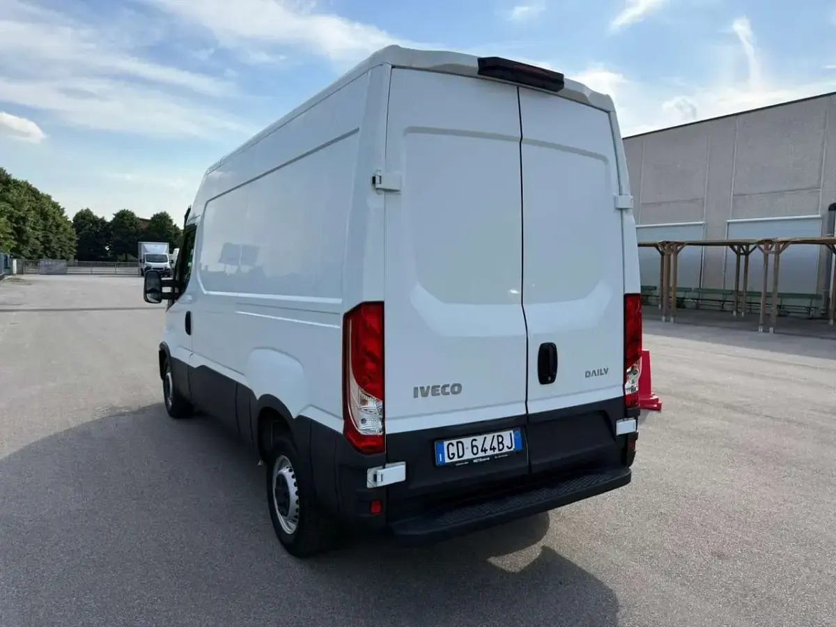 Usata Iveco Daily 116 CV (85 kW) 2020 Bianco Furgone