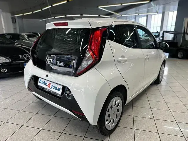Begagnad Toyota Aygo 72 HK (52 kW) 2018 Vit Halvkombi