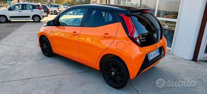 Usata Toyota Aygo X-wave 72 CV (52 kW) 2019 Arancione Utilitaria