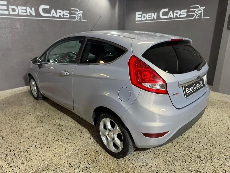 Usata Ford Fiesta Titanium 70 CV (51 kW) 2011 Viola Utilitaria