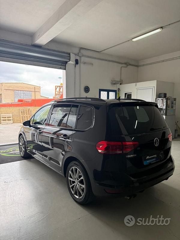 Käytetty VW Touran Comfortline 150 HP (110 kW) 2017 Musta Tila-auto